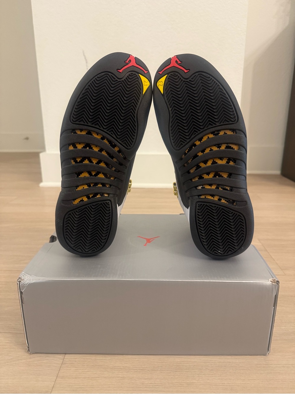 Jordan 12s Reverse "Taxi" Brand New Mens Size 9.5 - Picture 5 of 5